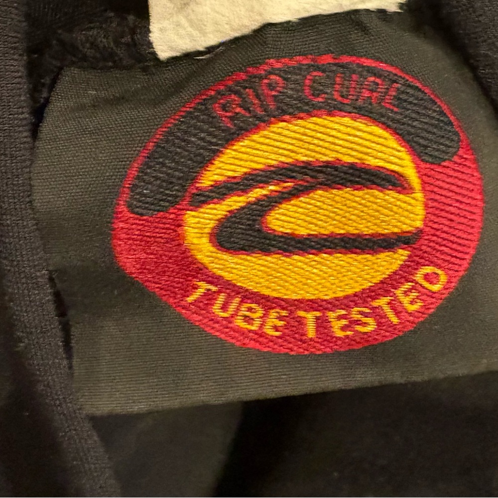 Rip Curl Short Sleeve Rash Guard. Size: Large - Picture 2 of 5